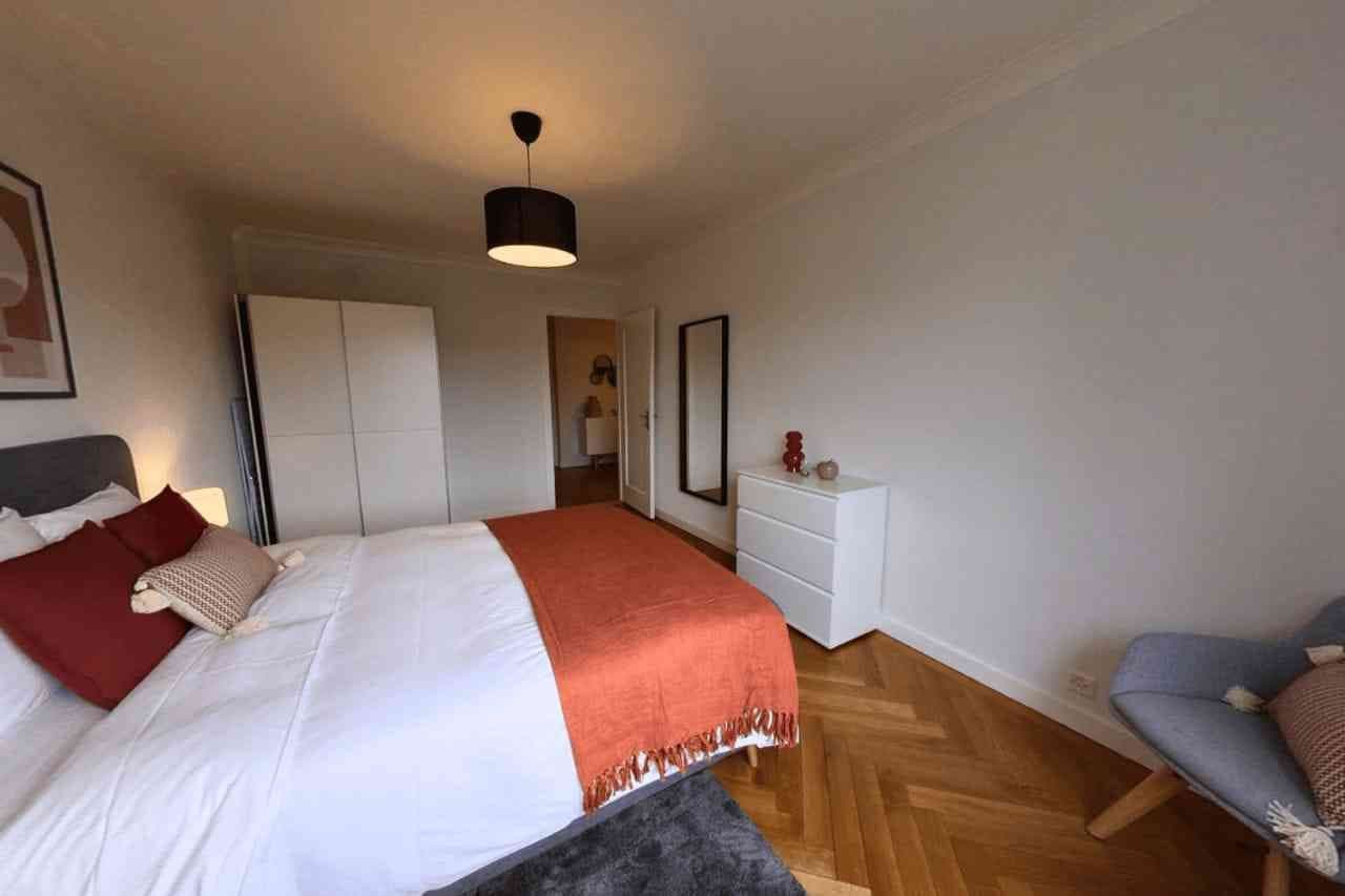 Spacieux appartement meublé de 2 chambres avec balcon et vue sur la ri — vignette 3