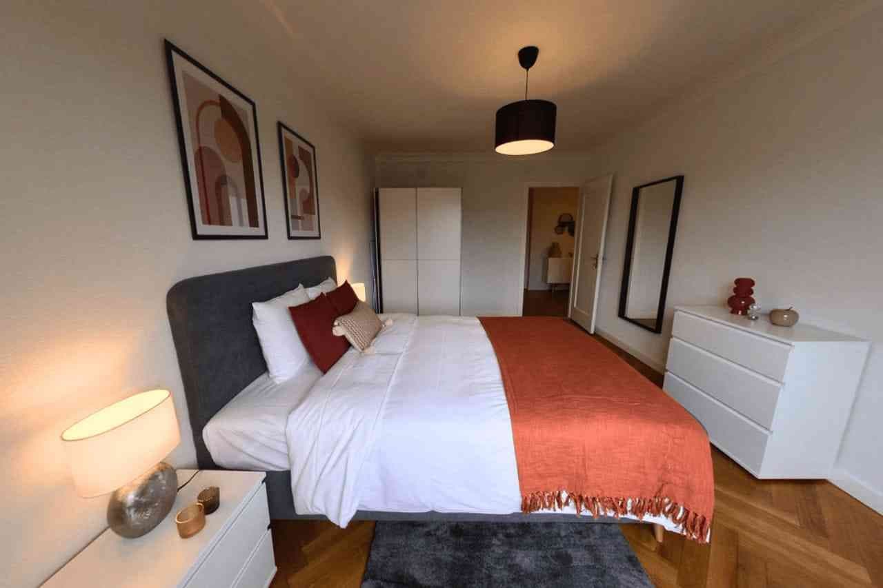 Spacieux appartement meublé de 2 chambres avec balcon et vue sur la ri — vignette 4
