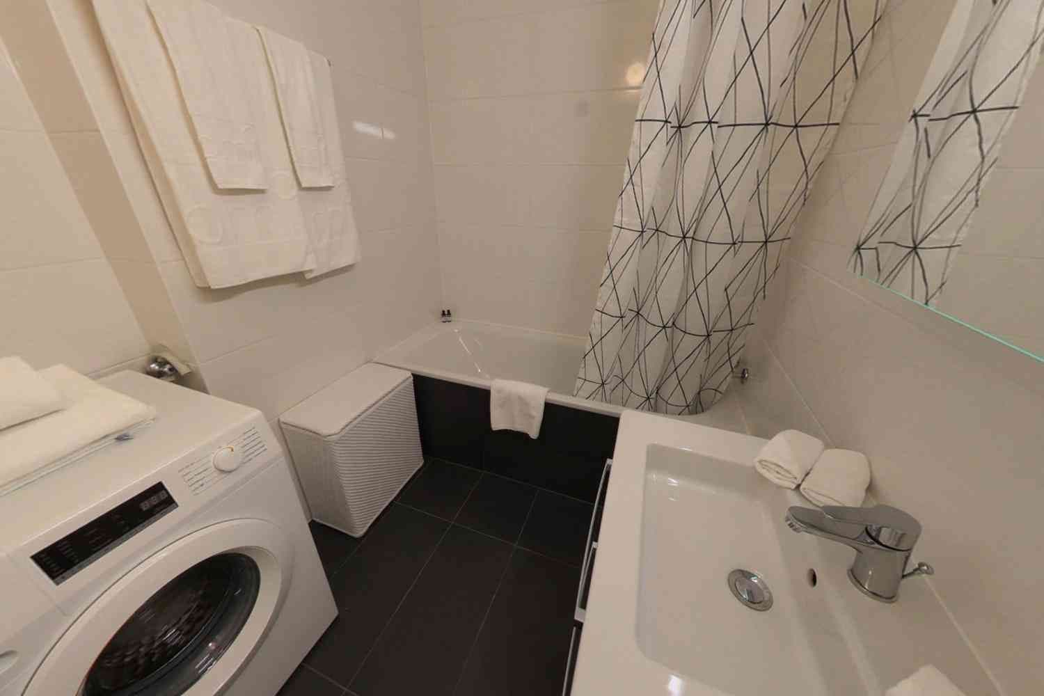Spacieux appartement meublé de 2 chambres avec balcon et vue sur la ri — vignette 5
