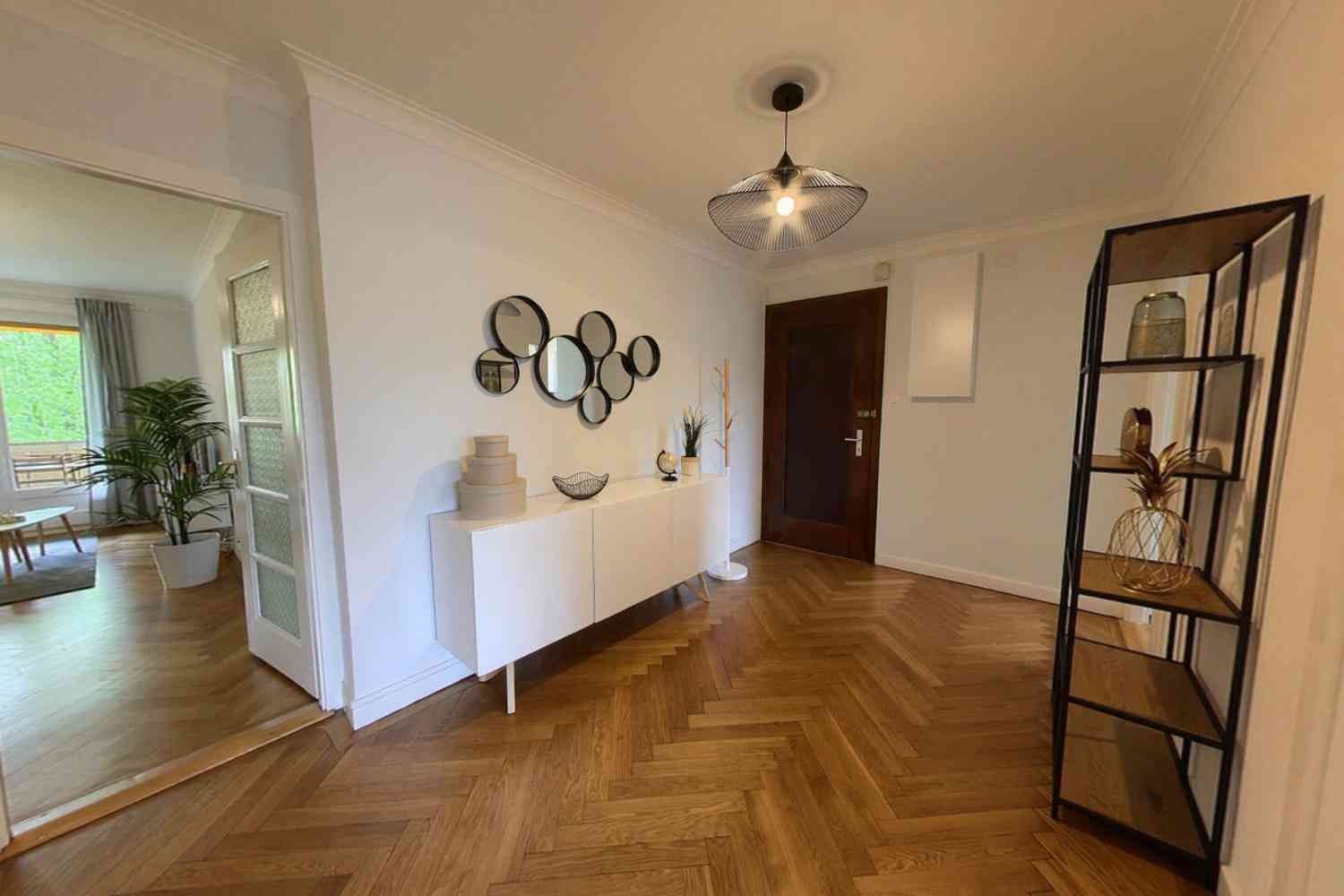 Spacieux appartement meublé de 2 chambres avec balcon et vue sur la ri — vignette 6