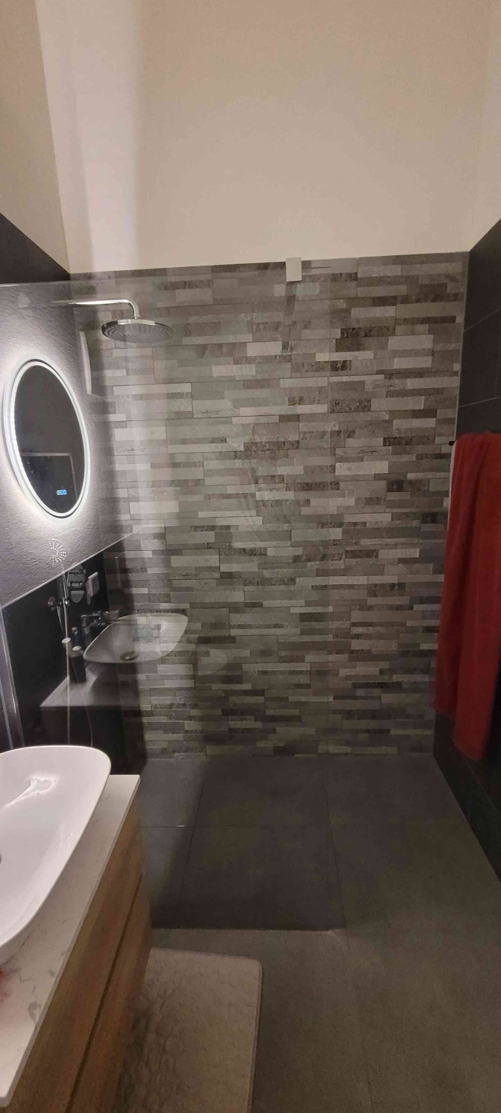 Helles WG-Zimmer in 4.5-Zimmer-Dachwohnung in ruhiger, grüner Umgebung — vignette 8