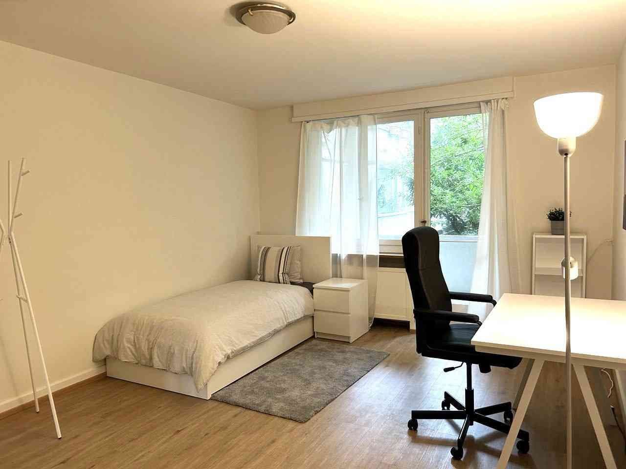 Möbliertes Zimmer an zentaler Lage mit Balkon A4 — photo 1