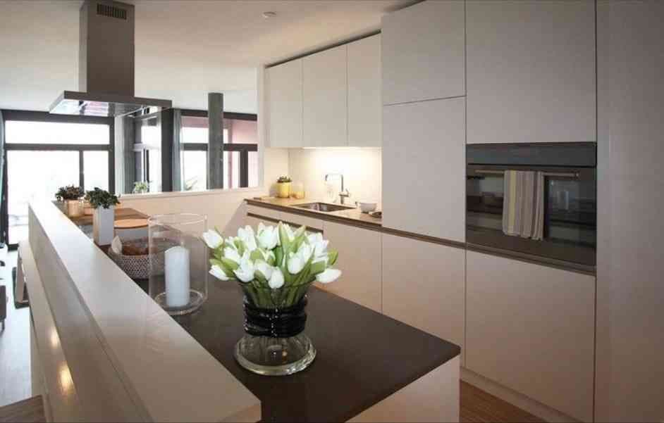 WG-Zimmer mit Balkon und Ankleidezimmer in einer 5.5 Zimmer-Wohnung — photo 1