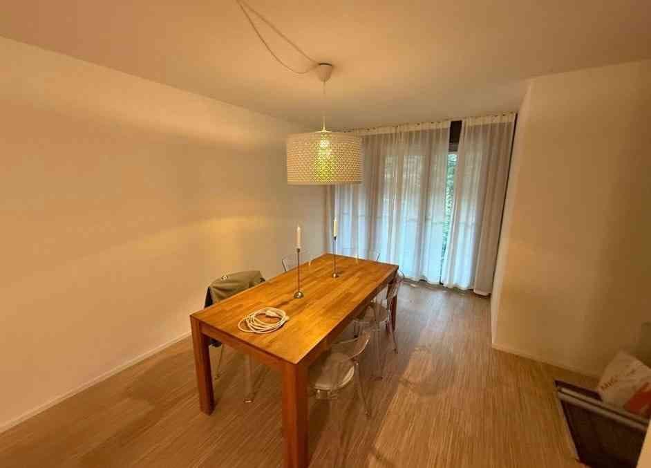 WG-Zimmer mit Balkon und Ankleidezimmer in einer 5.5 Zimmer-Wohnung — vignette 2