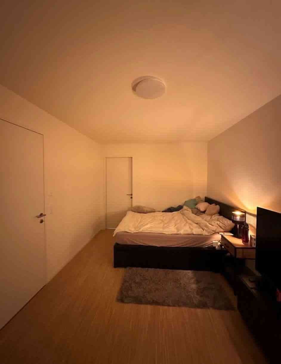 WG-Zimmer mit Balkon und Ankleidezimmer in einer 5.5 Zimmer-Wohnung — vignette 3