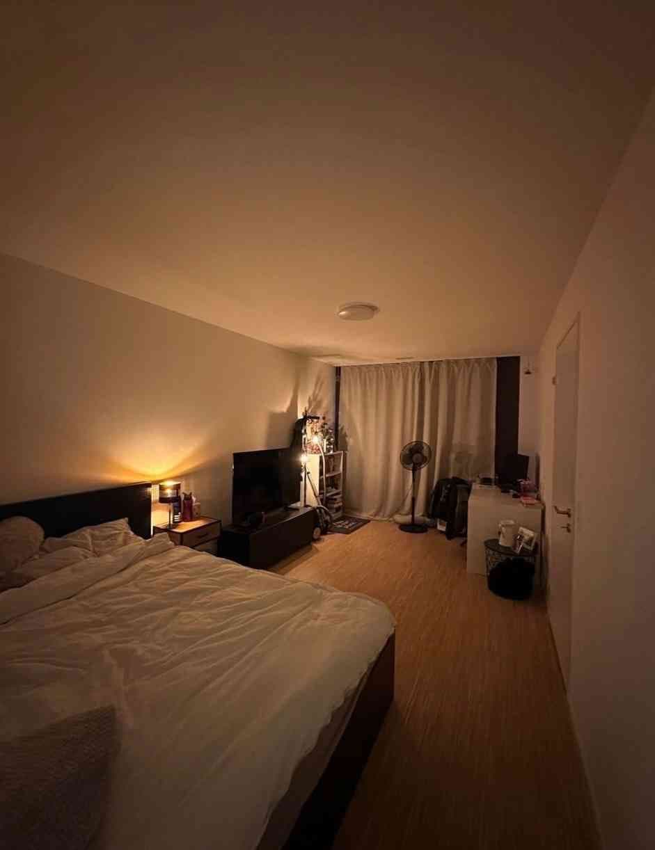 WG-Zimmer mit Balkon und Ankleidezimmer in einer 5.5 Zimmer-Wohnung — vignette 4