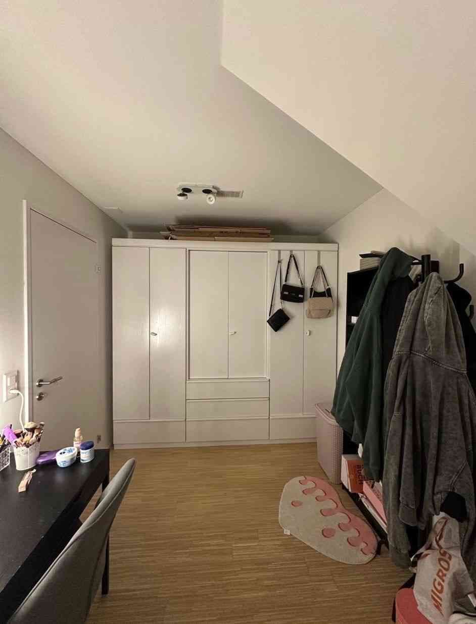 WG-Zimmer mit Balkon und Ankleidezimmer in einer 5.5 Zimmer-Wohnung — vignette 5