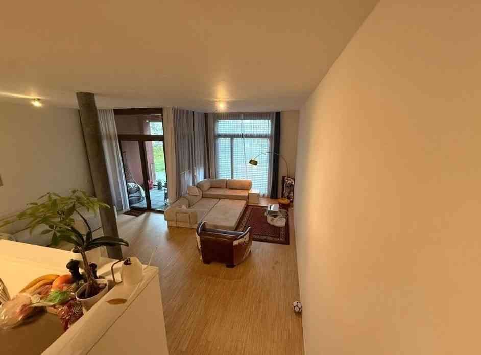 WG-Zimmer mit Balkon und Ankleidezimmer in einer 5.5 Zimmer-Wohnung — vignette 6