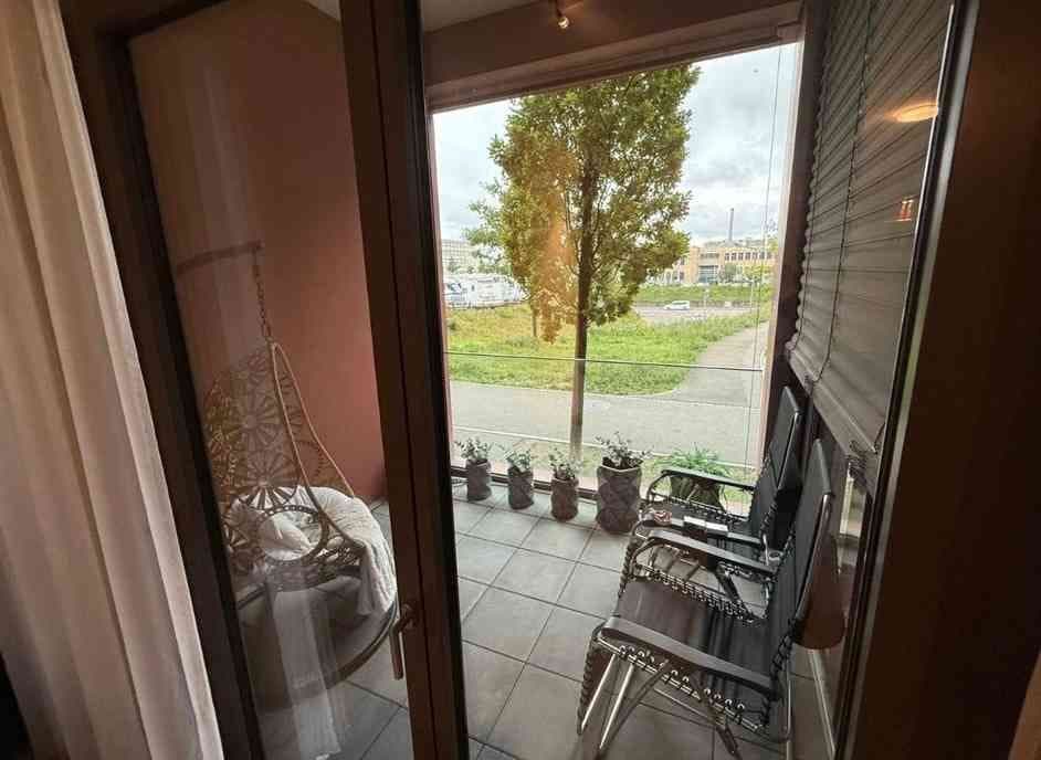 WG-Zimmer mit Balkon und Ankleidezimmer in einer 5.5 Zimmer-Wohnung — vignette 9
