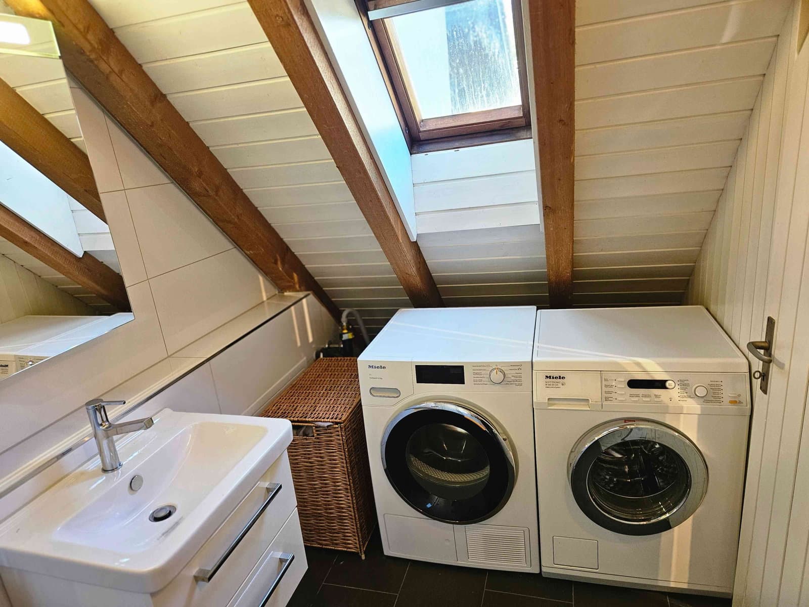 Wunderschön möblierte Maisonette, Terrasse und Aussicht - Albisrieden — vignette 11