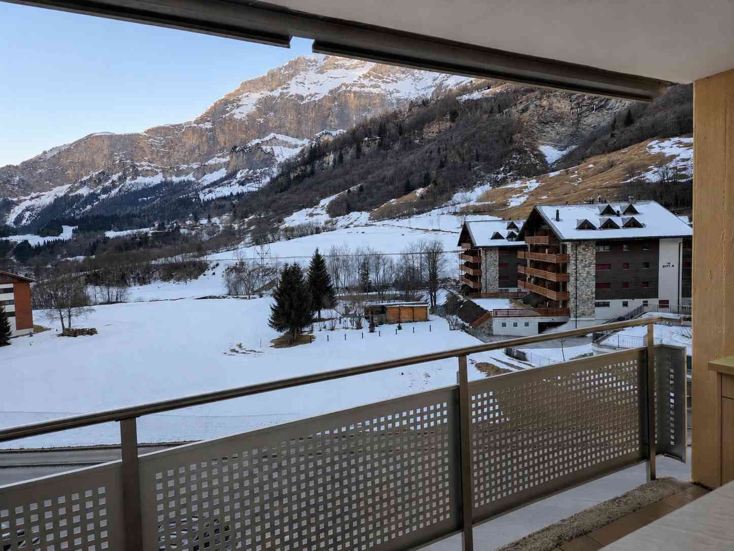 Möbliertes 1.5-Zimmer-Studio mit Balkon und Bergblick — photo 1